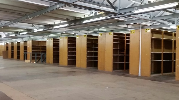 warehouse ingericht met massief houten bruynzeel kasten