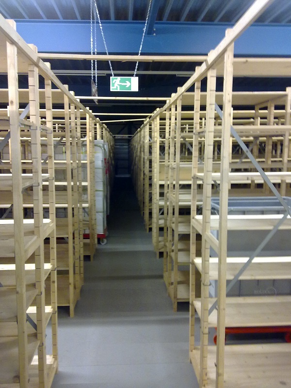 voorbeeld houten scanda magazijnstelling met dikke staander