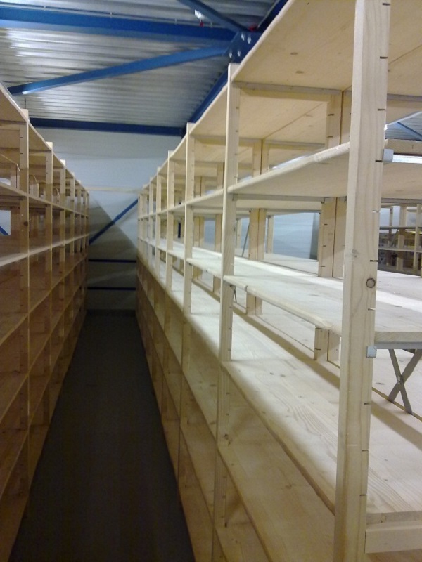 close-up scanda houten magazijnstellingen